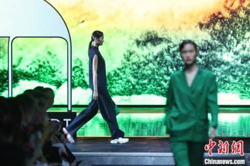 张亨伟|超模吕燕“换角”登台 刘涛、马伊琍现身助阵