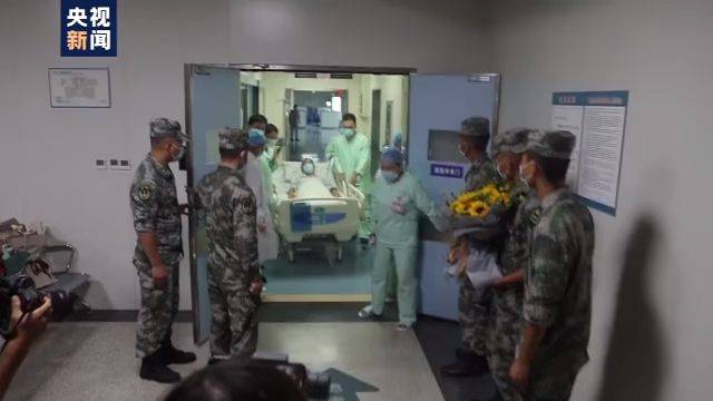 成功|从洪水里的生死营救到成功转出ICU 95后排长冒小驰的“重生”来之不易