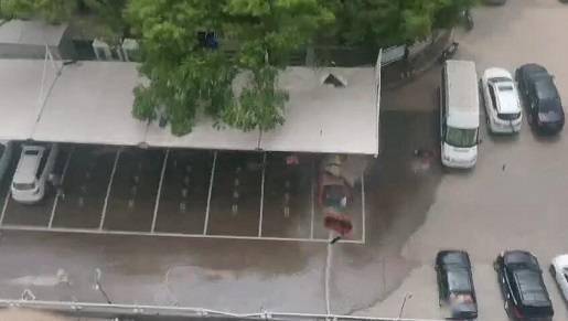 北汽新能源EX360冒烟后遇水爆炸  车体损毁严重