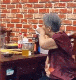 视频|这位80岁老奶奶因为喝啤酒火了！网友：一举一动霸气侧漏