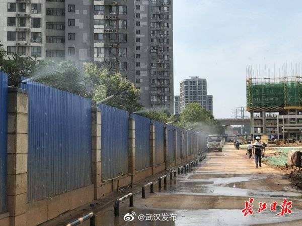 武汉|出门先“洗澡”上路先“减肥”，这个工地白天也能运渣土了