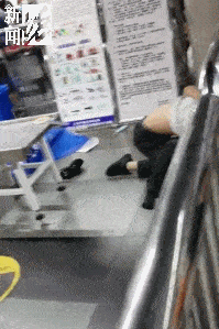 争执|吃相难看！上海地铁连发殴打事件，两个保安竟打到地上去了…