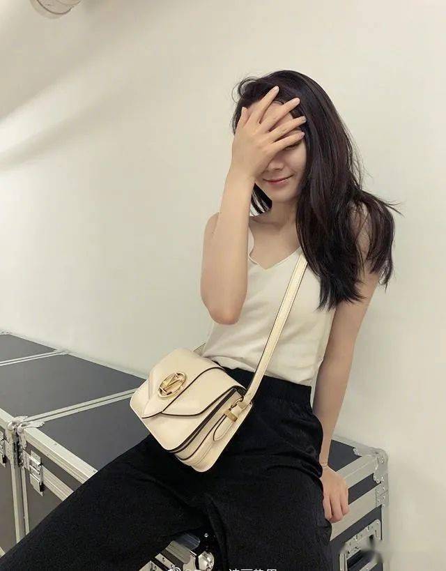 坐姿|迪丽热巴终于晒照了！简约的穿搭，依然是熟悉的潇洒坐姿