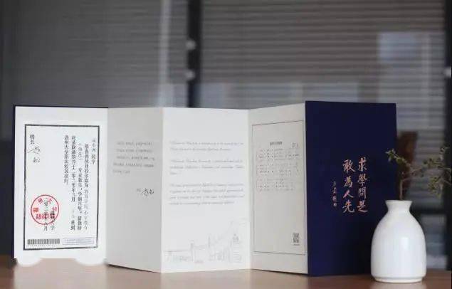 鲜花|3D校门、AI助手、鲜花“带货”……高校录取通知书精彩亮相