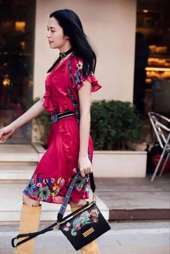 姚晨|姚晨大胆挑战“土黄树干鞋”，别人穿都土到掉渣，她穿却尽显优雅