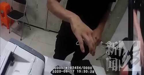 争执|吃相难看！上海地铁连发殴打事件，两个保安竟打到地上去了…