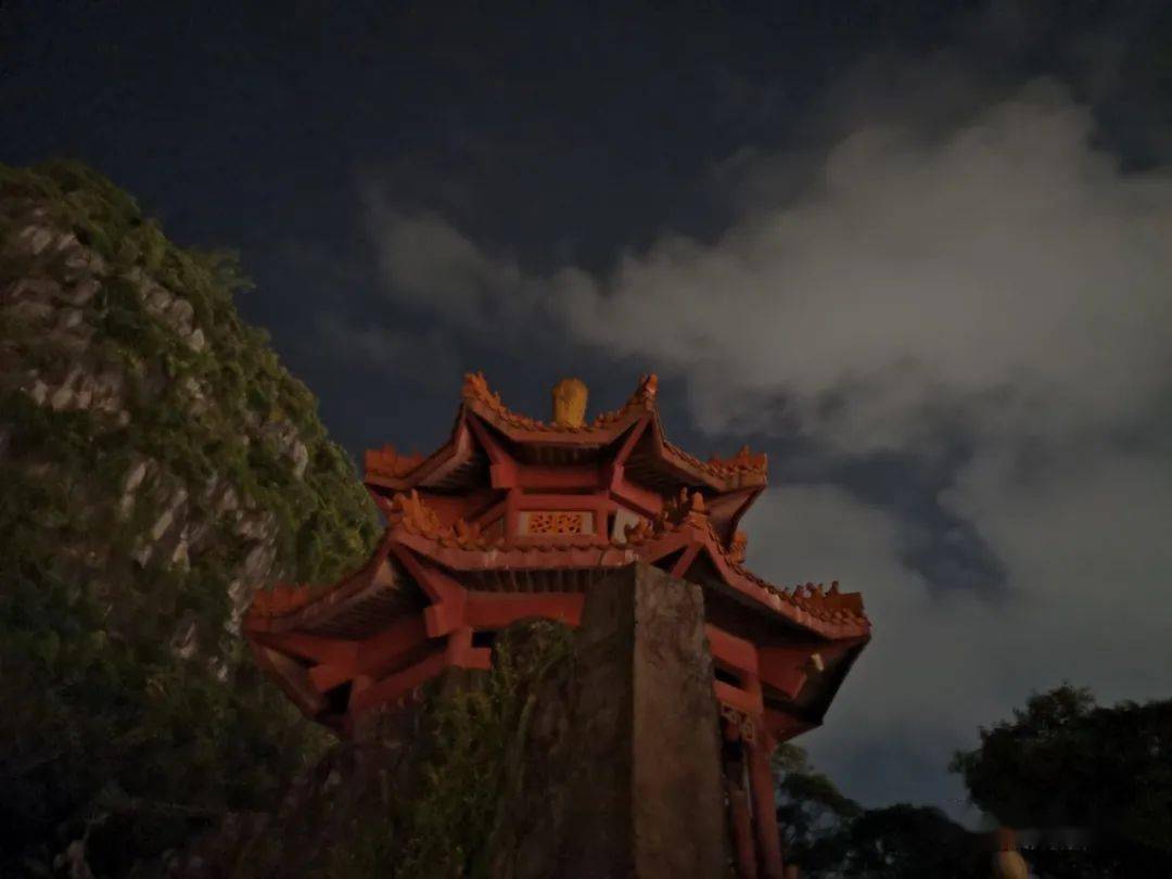 六峰山,在城市霓虹灯影衬下,如此的让人迷醉…_灵山