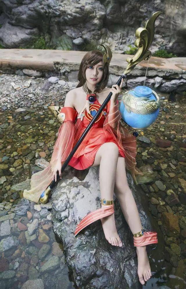 王者荣耀cosplay:河边戏水洗脚的大乔,这腿真美_手机搜狐网