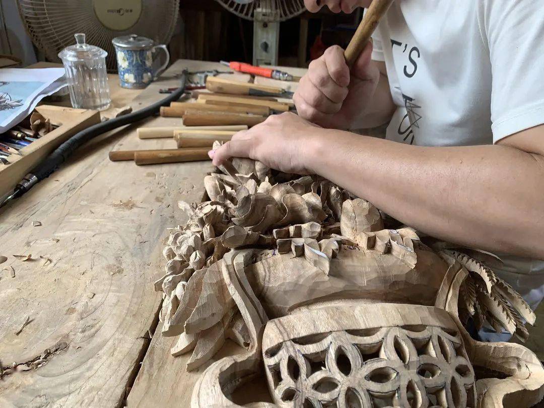 后,在取得卢大师的同意下, 我们开始  亲手体验传统木雕的制作过程