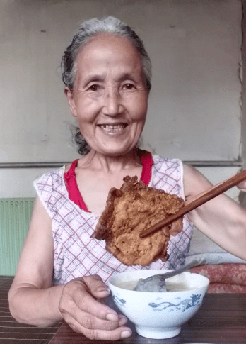 旧衣服|70岁蒙古奶奶，捡儿子不要的旧衣服，竟靠穿搭惊艳全国！网友：真美~