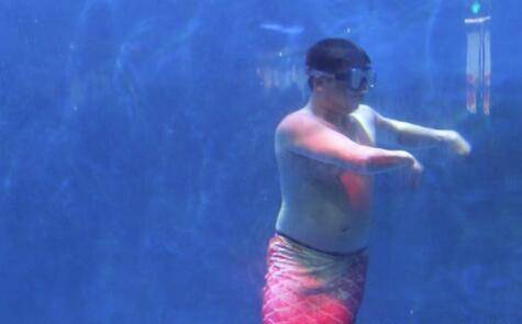 游泳|洛阳165斤小伙扮演油腻美人鱼走红，网友：实力证明游泳不能减肥