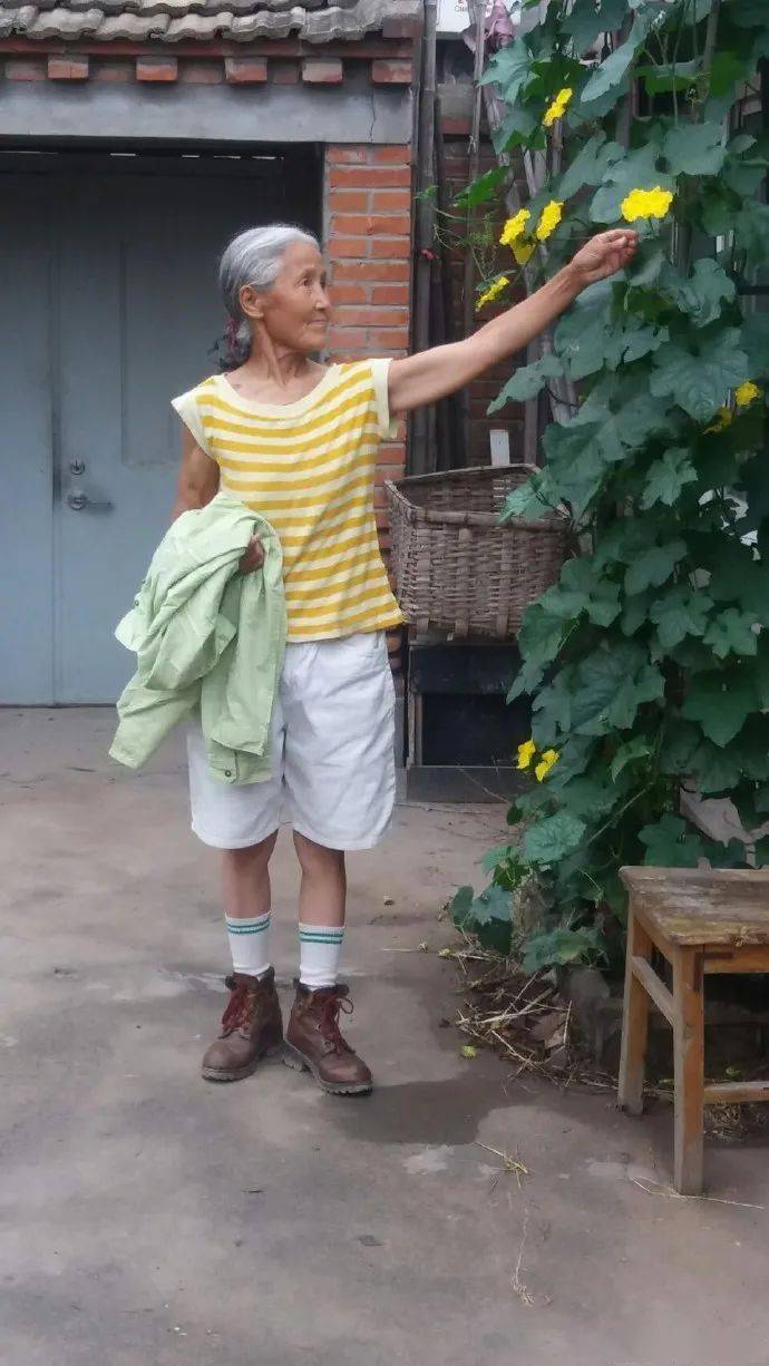 旧衣服|70岁蒙古奶奶，捡儿子不要的旧衣服，竟靠穿搭惊艳全国！网友：真美~