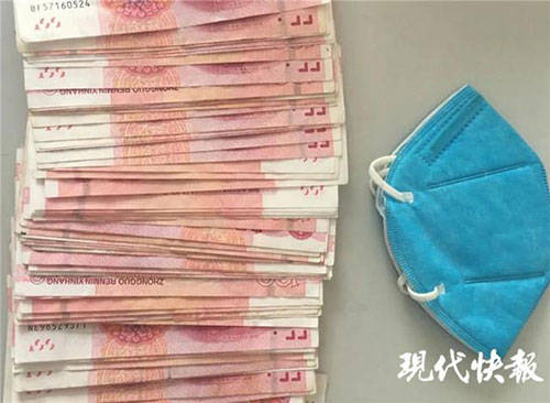 塑料袋|垃圾桶旁捡到一个垃圾袋，打开一看全是现金