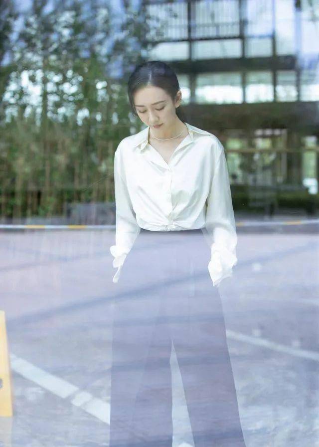衬衣|《三十而已》顾佳、陈数都爱穿的丝感衬衣，竟然这么优雅又遮肉