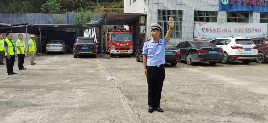 培训中,交警里湖中队民警陈锦富对当前道路交通管理形势,交通事故案例