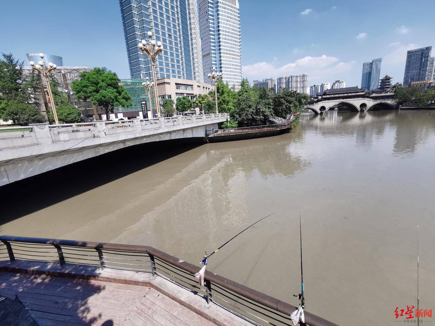 合江|出租车司机跳河救人失踪 被救女子含泪下跪：身患抑郁症，今后一定好好珍惜生命