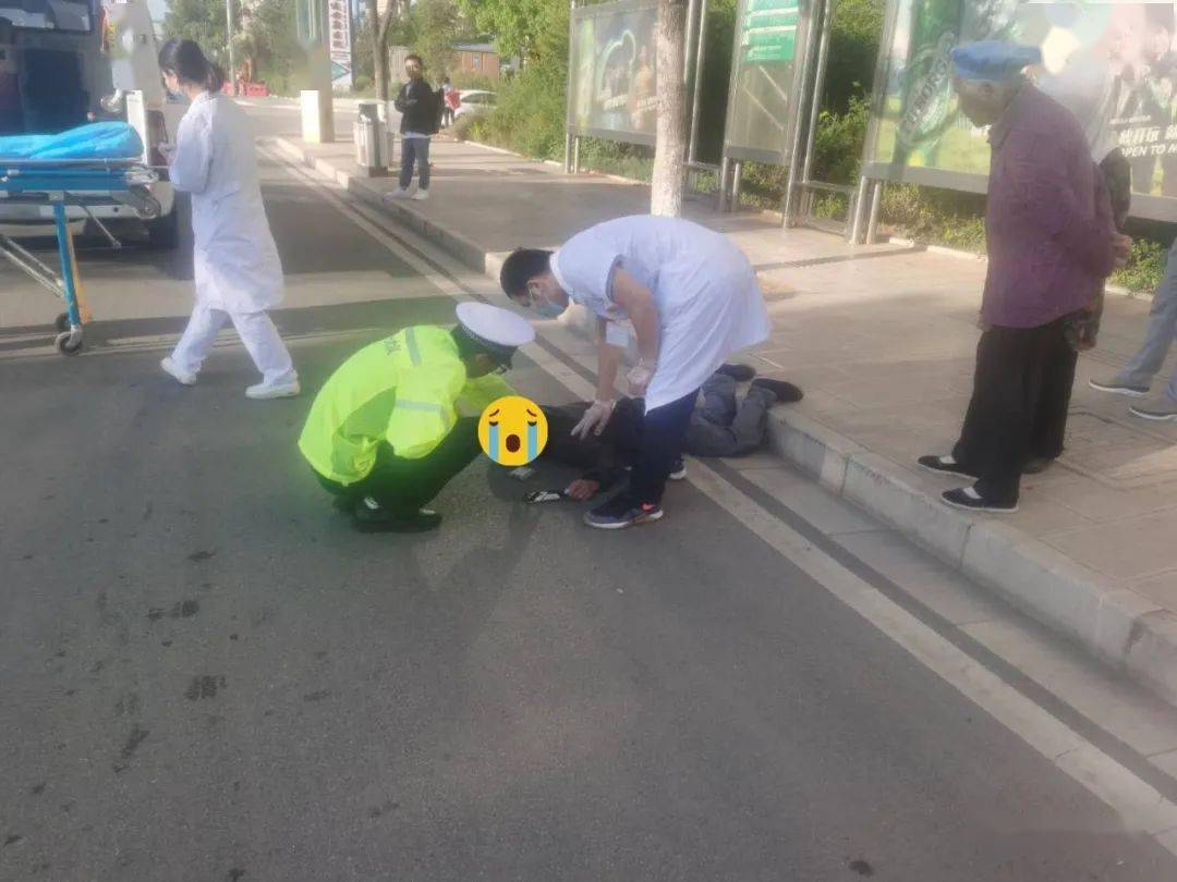 今天上午,昭通街头一男子喝醉酒竟然躺在路上睡着了.