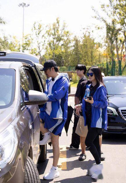 风波|好着呢!李湘王岳伦风波后穿情侣装现身破离婚传闻