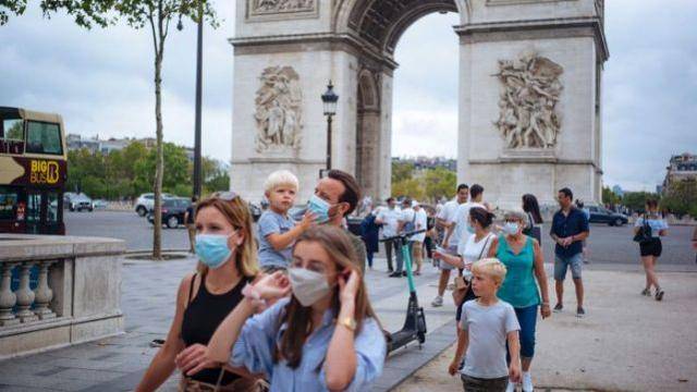 疫情严峻巴黎全城开始推行户外强制戴口罩规定