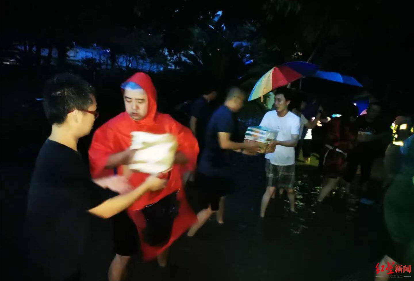 乐山|四川乐山强降雨致一小学校园严重积水 200多名家长赶来“抢救”孩子教材