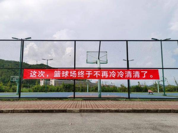 来袭|刷屏了！开学季最暖高校横幅来袭，学生：戳中我的小心脏