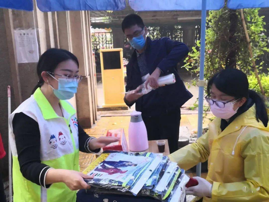 志愿服务先进典型詹逸男凝聚温暖力量绽放志愿风采