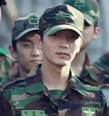 花美男|李准基用了15年，让人不再关注他的美貌