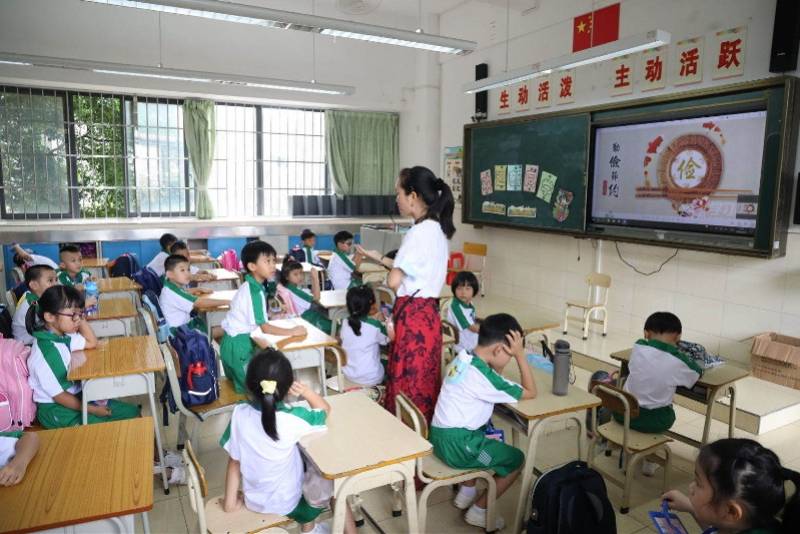 新生|读《锄禾》，学择菜，练射门，坑口小学新生这样上第一课