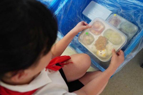 光盘|开学第一餐|红黄绿三色标签按需取饭，光盘行动中的这道“数学题”怎么做