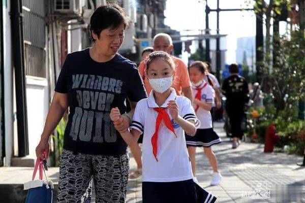 镜头|开学第一天的镜头里，满是牵手与叮嘱