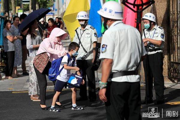 镜头|开学第一天的镜头里，满是牵手与叮嘱