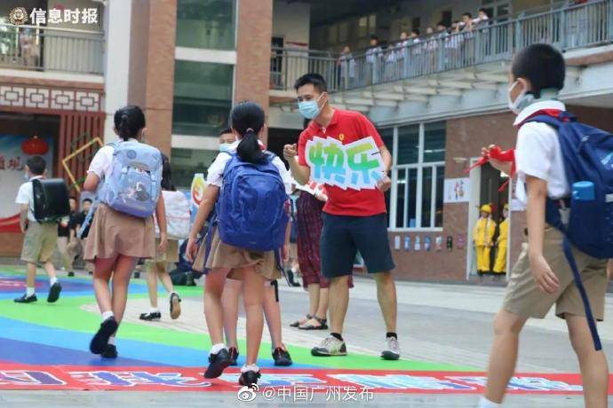 冲鸭|神兽归笼！开学第一天，乘风破浪的少年冲鸭！