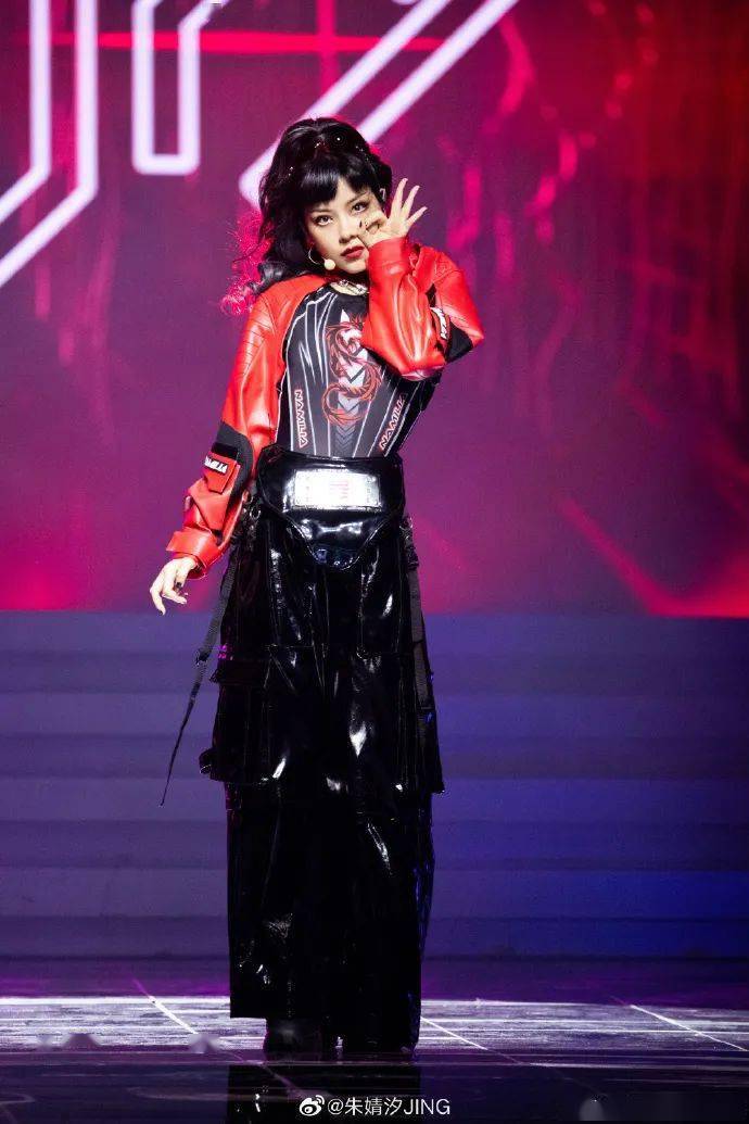 舞台|红人馆 | 出场费8000自掏一万做舞台,是AI女孩朱婧汐