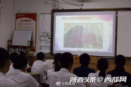 小娃|开学喽！小学生“大娃带小娃”步入校园 有家长红了眼眶