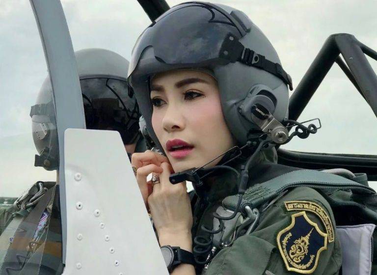 赢咖3平台首页 泰国王恢复废妃诗妮娜王室头衔!去年被扣“不忠、争权”罪名(图4) 赢咖3平台首页 泰国王恢复废妃诗妮娜王室头衔!去年被扣“不忠、争权”罪名(图4)