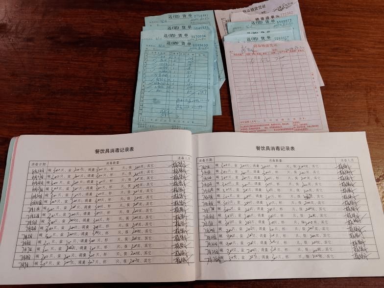 ▲台账完整、票据齐全▲操作台、打包区干净整洁
