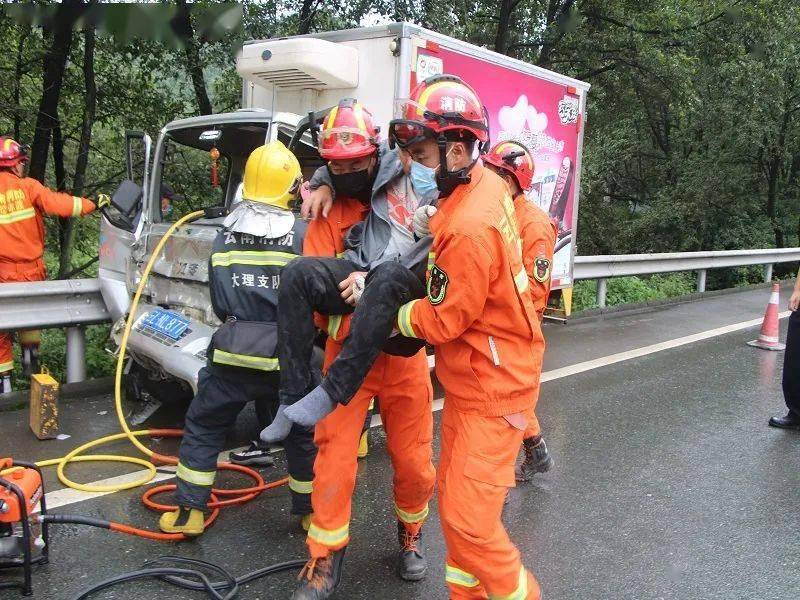 大理警惕!楚大高速发生一起车祸 弥渡消防火速救援