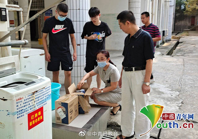 毯子|暖哭！高校为学生晒被子、发毯子，迎同学们回“家”