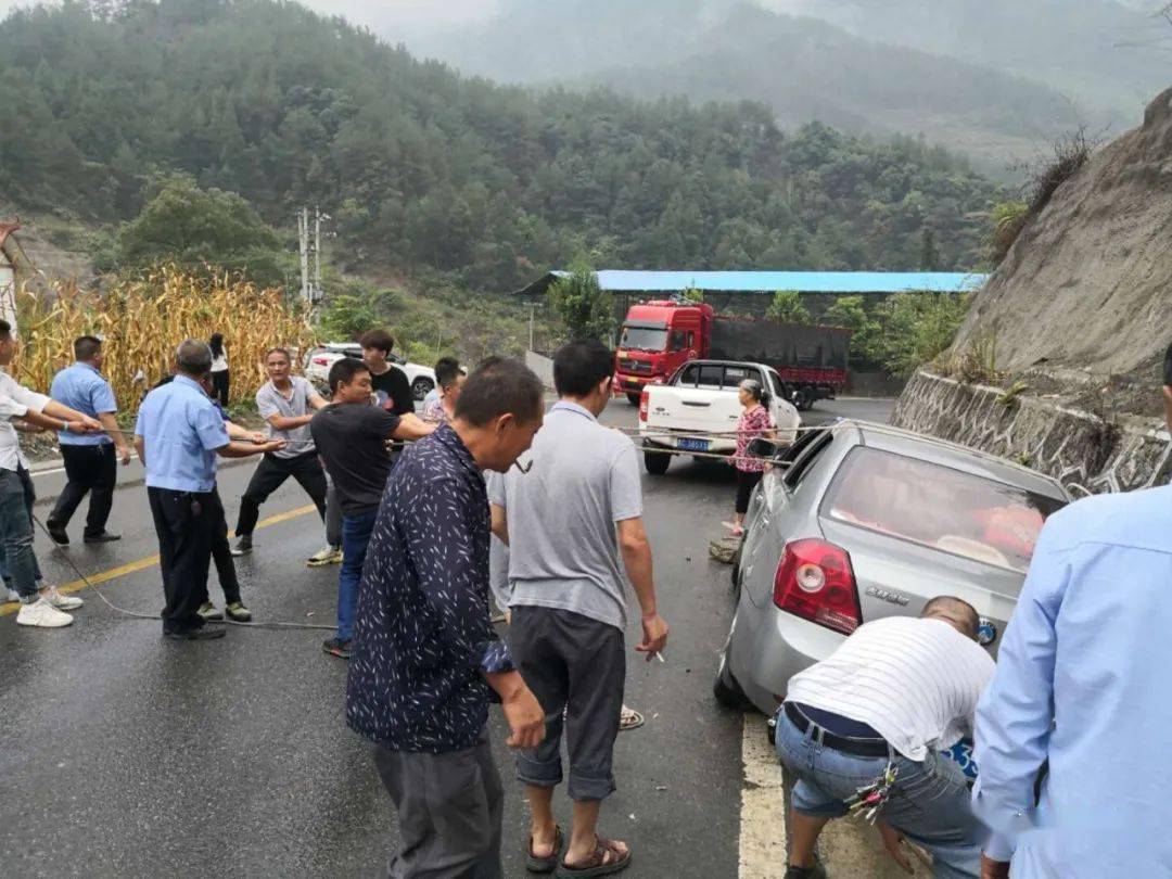 车祸事故:道真一司机驾车上坡时因车速过快,一车辆掉!