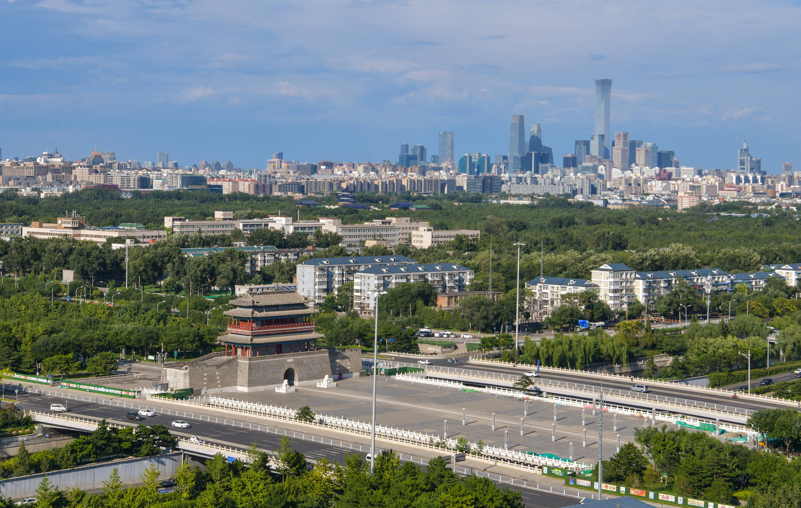 9月3日拍摄的北京永定门城楼和远处的建筑群.