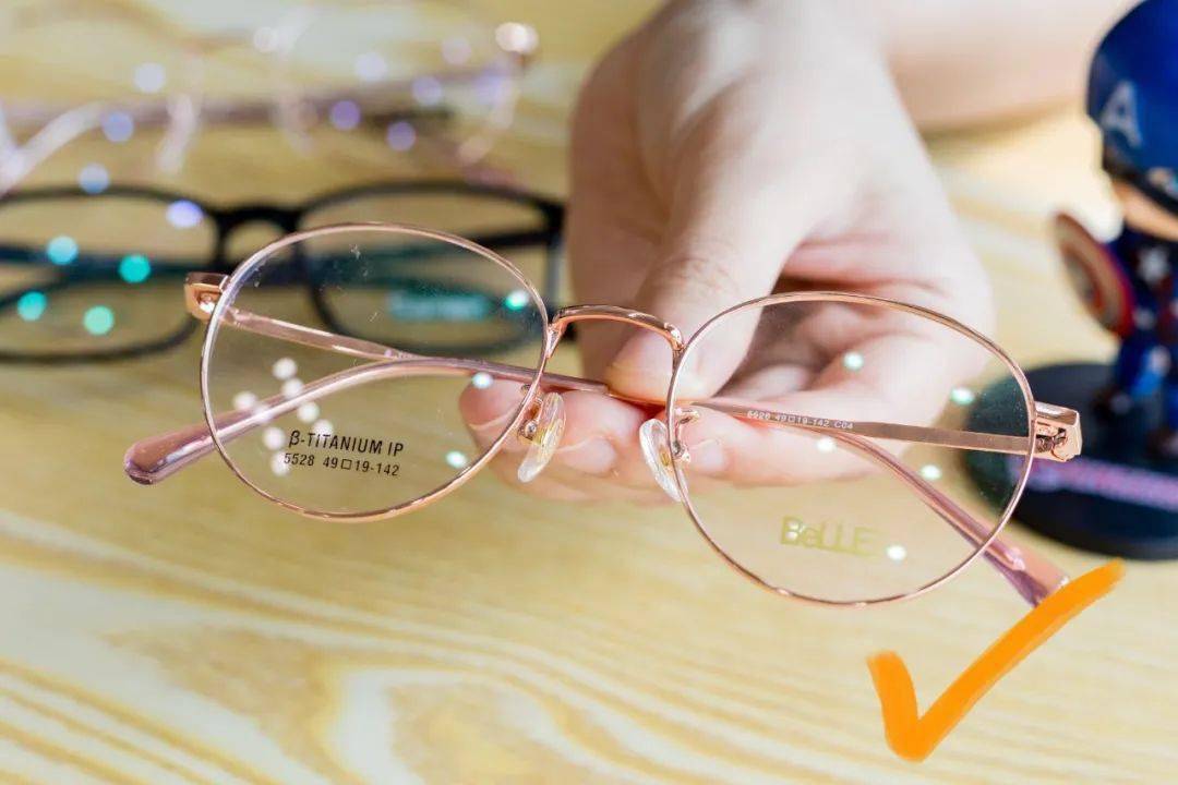 镜片|99元配防蓝光镜，告别“土黑框”和“啤酒瓶底”，高度近视应该这样挑眼镜！
