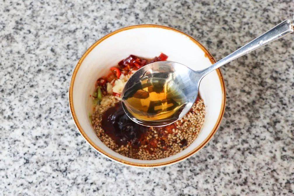 万能凉拌汁的调料配比 94580bafde4b48568fee3e005a7acc64.jpeg