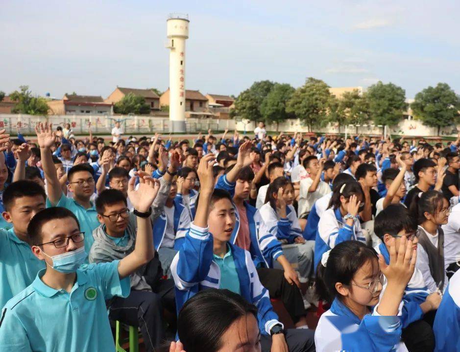 点燃学习的激情陕西省西安市阎良区关山中学举行高一高二励志报告会