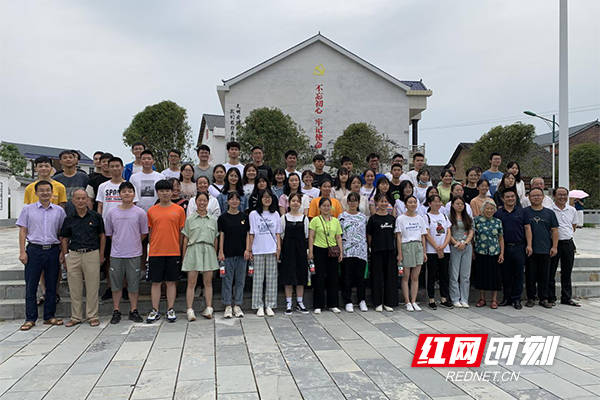 石羊塘镇|农家书屋话感恩 湖南石羊塘镇举行大学新生座谈会暨金秋助学活动