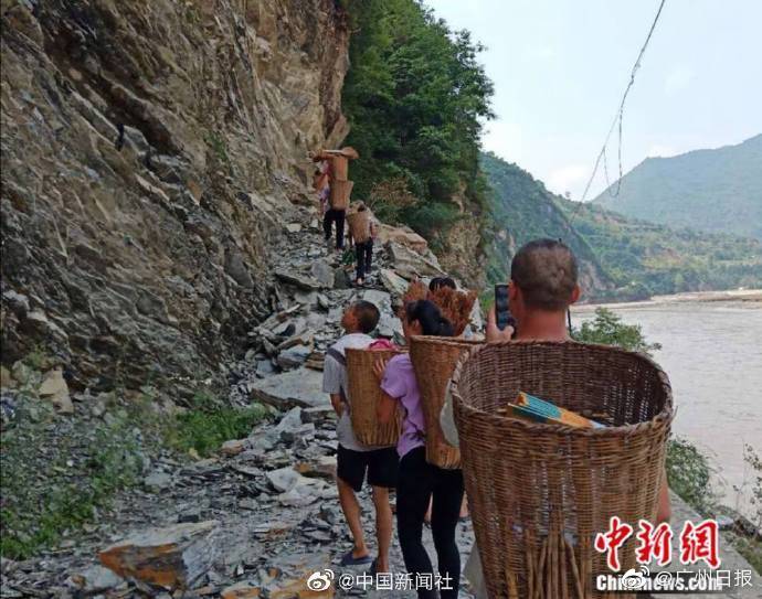 背篓|感动！ 山体滑坡后家长背背篓翻山路送教材