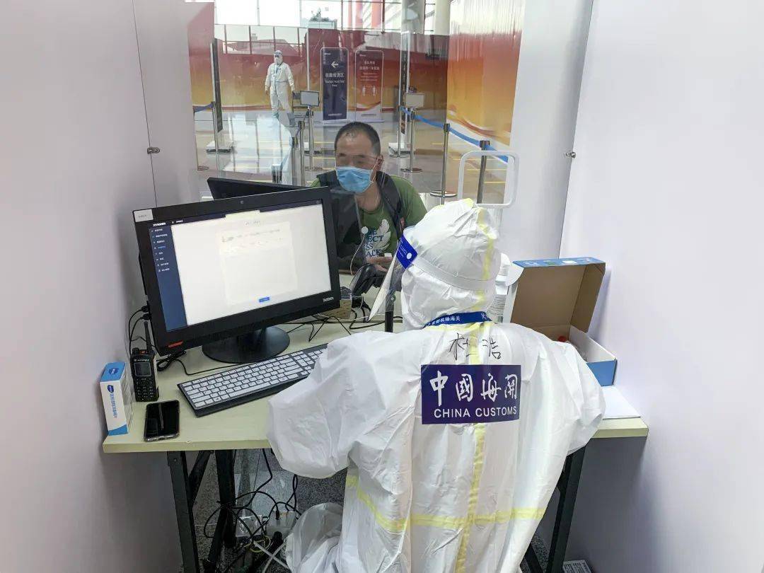 国外海关检查行李箱 ef0018150ecd42d0ab44cfbe760b9167.jpeg