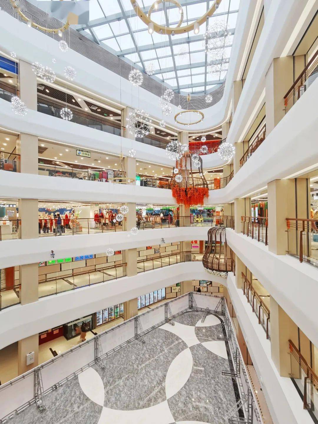 和购物广场位于汕头市朝阳区西胪镇, 是西胪镇首开的,唯一的购物中心