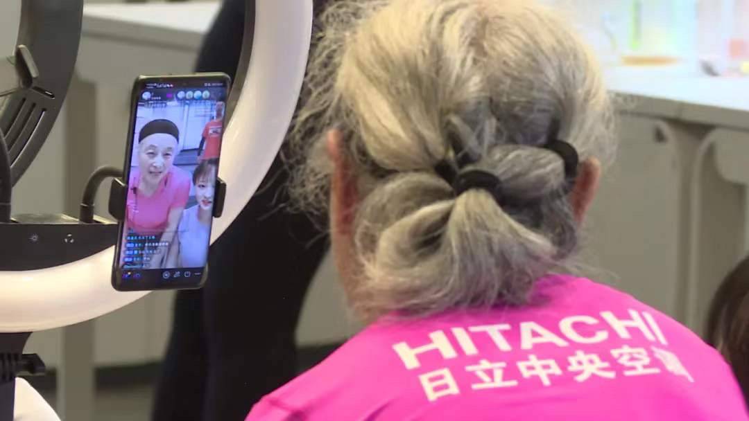 奶奶|对话70岁硬核奶奶:最近拉25磅加重片,能动一天就动一天