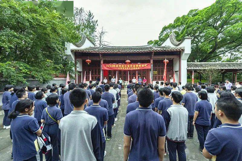 左三:李丹彤;左四:游叶淇仪式上,郑侨文化研究会为今年我县高考理科