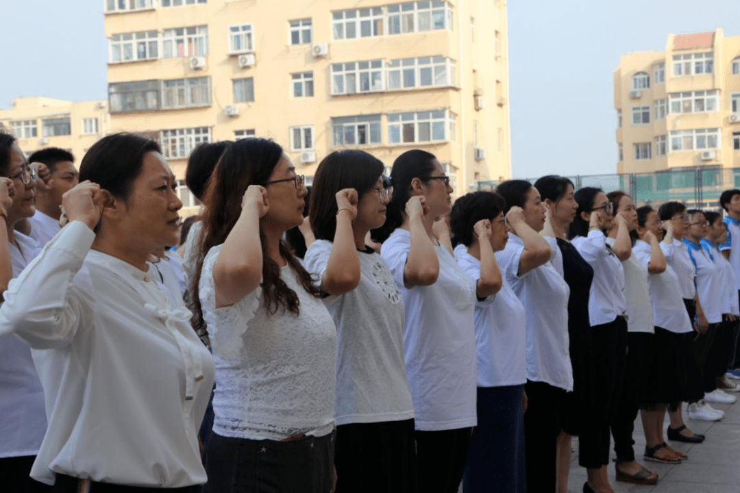 青岛旅游学校隆重举行教师宣誓仪式